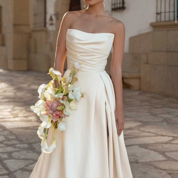 Essense of Australia Wedding Dress (D3794) in light ivory. Size 12. - Picture 5 of 9